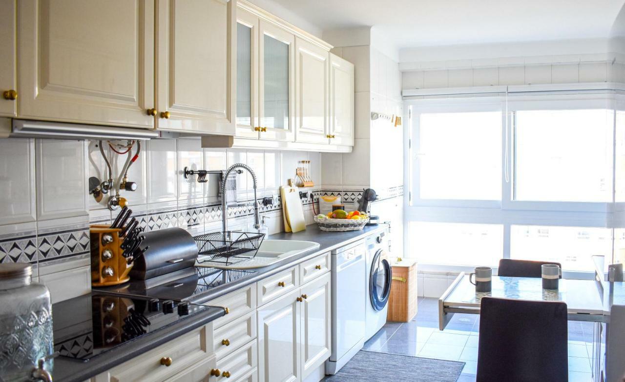 Sky View 3br + Near Airport + Free Parking Apartment *
